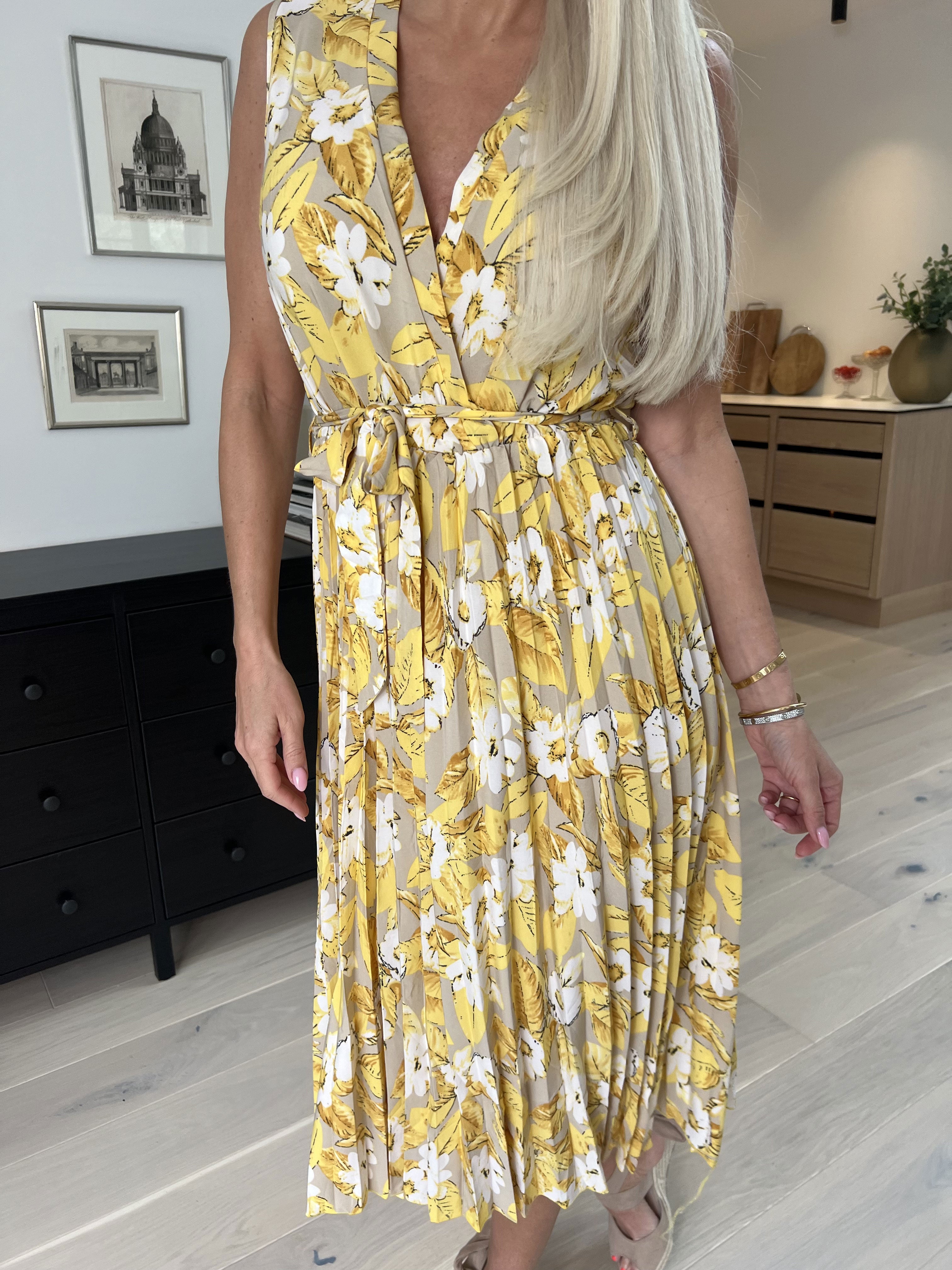 Amelie - Blomstret kjole med plissering